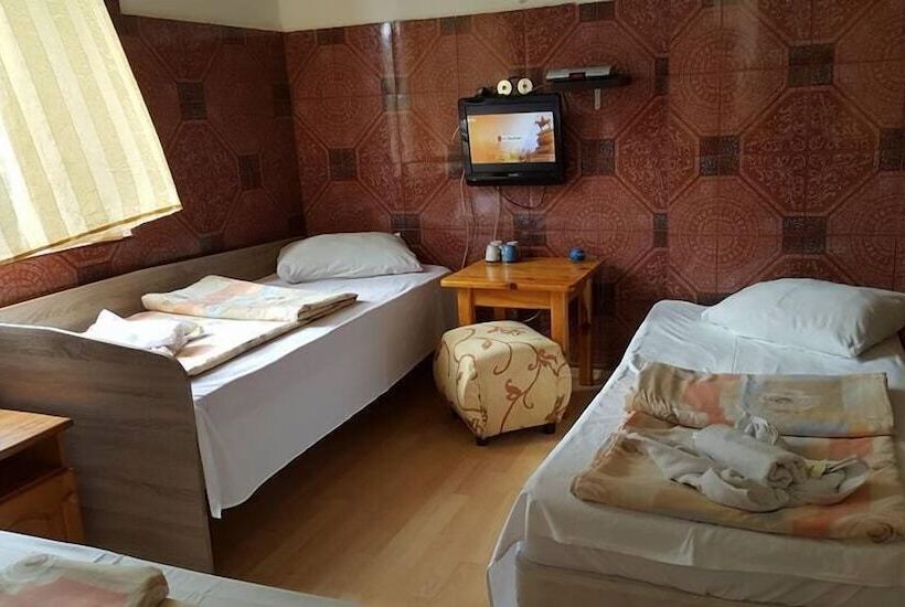 标准三人间, Shans 2 Hostel