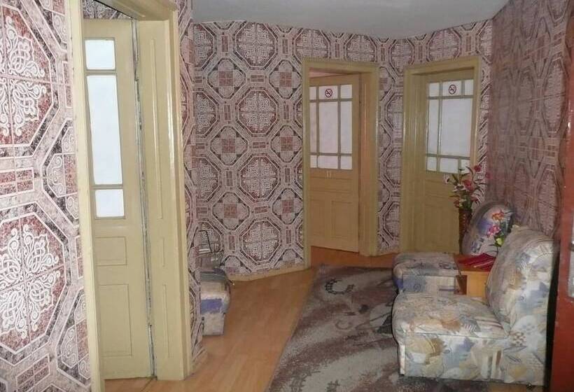 标准三人间, Shans 2 Hostel