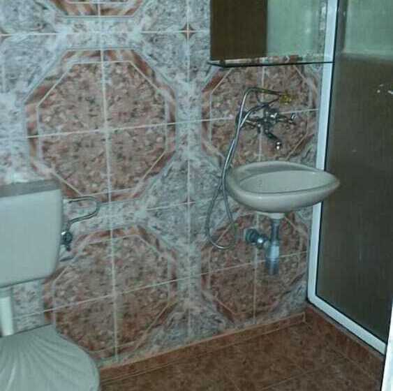 标准三人间, Shans 2 Hostel