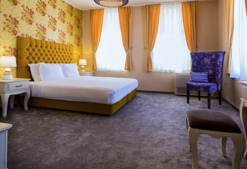 스탠다드 스튜디오, Villa Antica