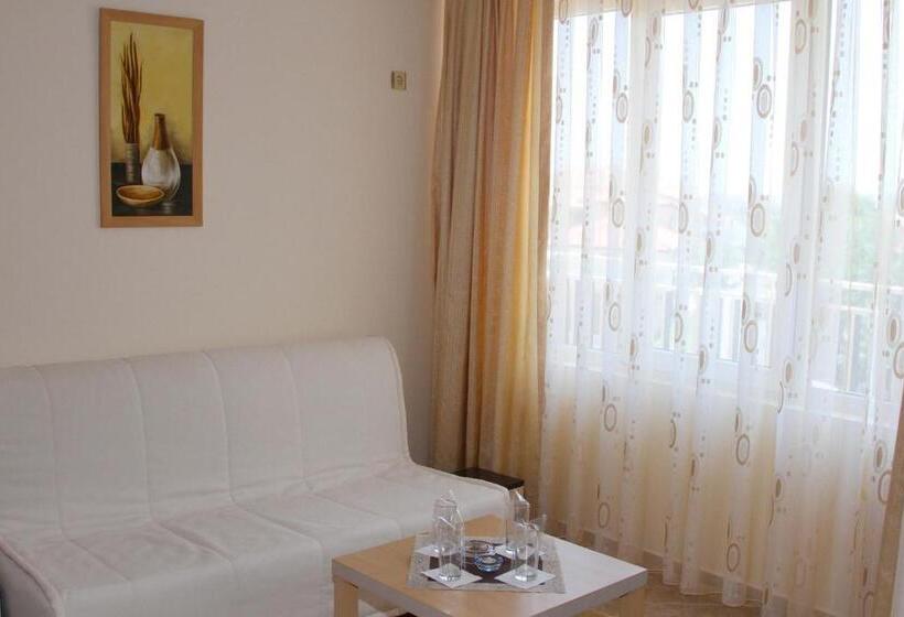 スタンダード4人部屋, Vlasta Family