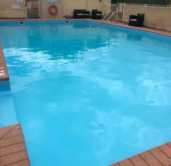 חדר דלוקס, Ringtails Motel