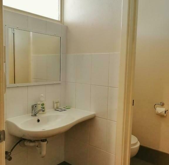 חדר משפחתי, Ringtails Motel