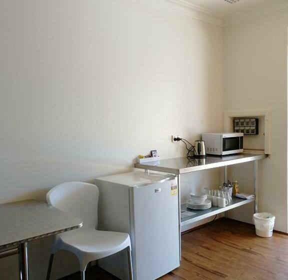 חדר משפחתי, Ringtails Motel