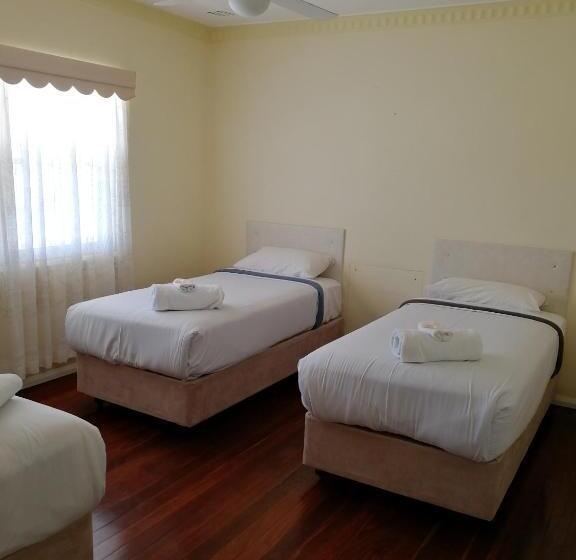 חדר משפחתי, Ringtails Motel