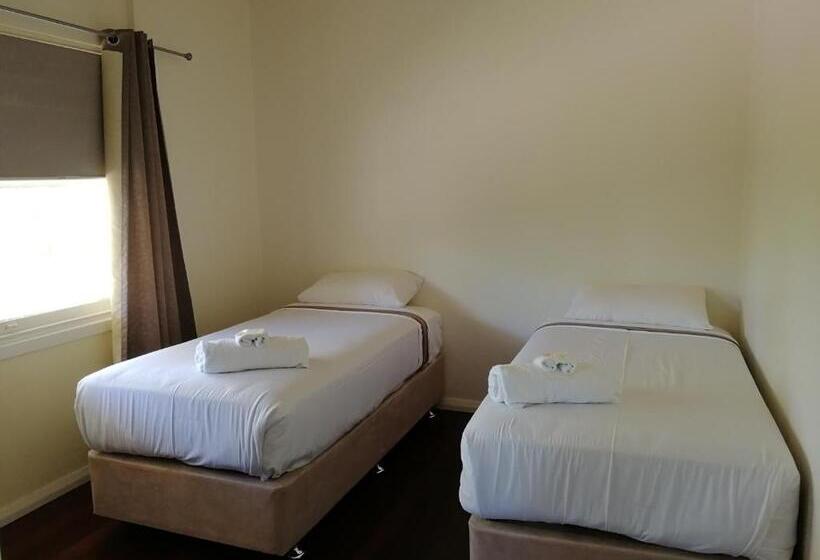 חדר משפחתי, Ringtails Motel