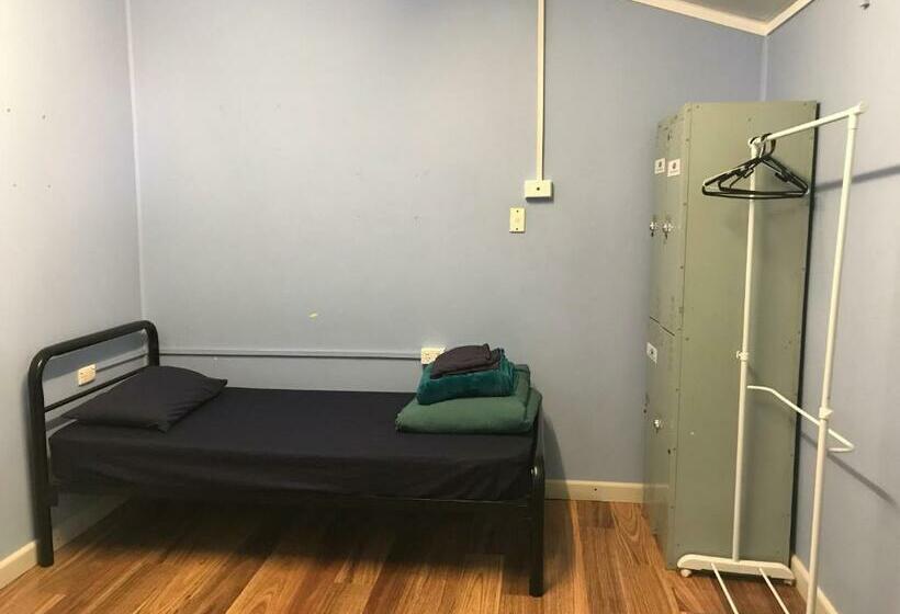 اتاق استاندارد سه تخته با سرویس بهداشتی مشترک, Alice Lodge