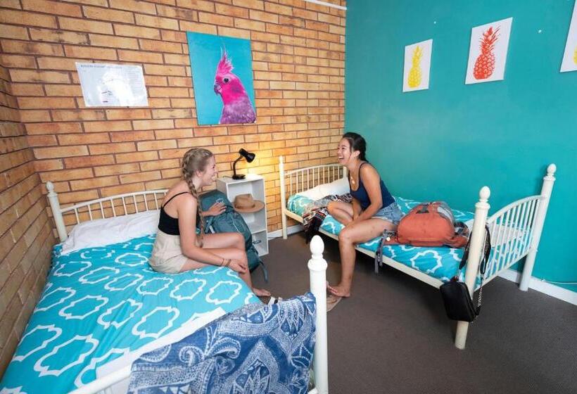 اتاق پایه با سرویس بهداشتی مشترک, Colonial Village Resort