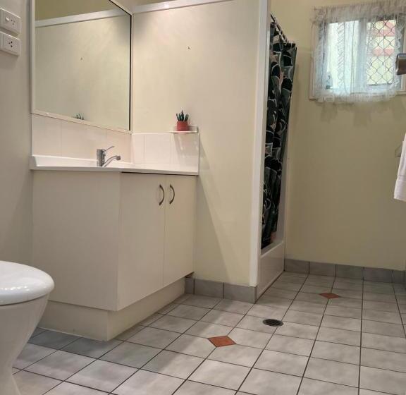 اتاق لوکس خانوادگی, Colonial Village Resort