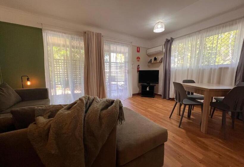 اتاق لوکس خانوادگی, Colonial Village Resort