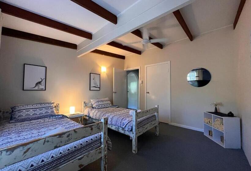 اتاق خانوادگی, Colonial Village Resort