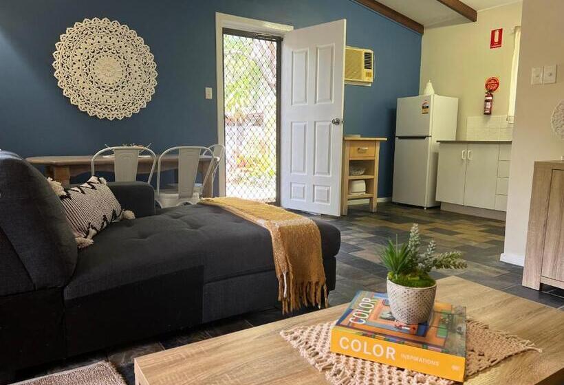 اتاق خانوادگی, Colonial Village Resort