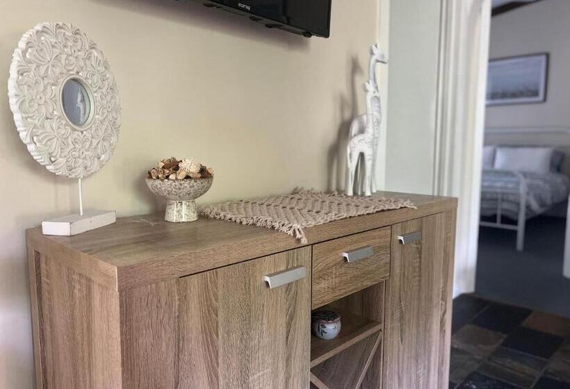 اتاق خانوادگی, Colonial Village Resort