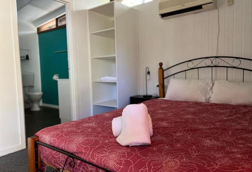 اتاق لوکس, Colonial Village Resort