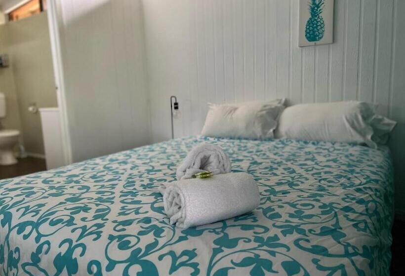 اتاق لوکس, Colonial Village Resort