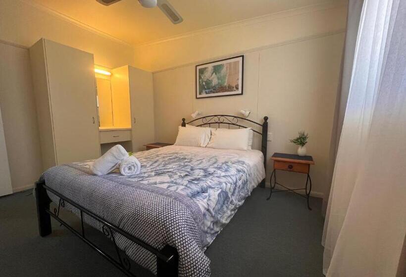 اتاق لوکس خانوادگی, Colonial Village Resort