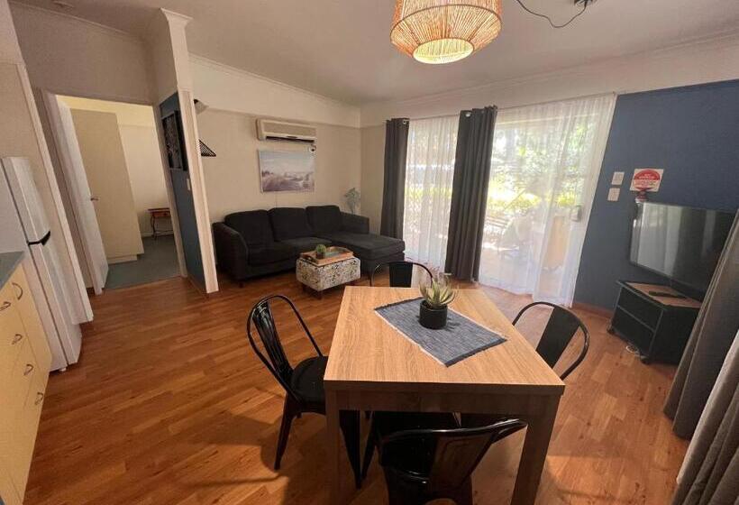 اتاق لوکس خانوادگی, Colonial Village Resort