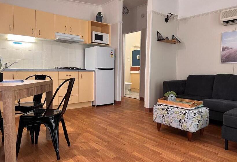 اتاق لوکس خانوادگی, Colonial Village Resort