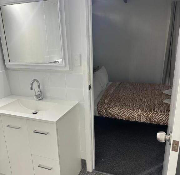 کابین, Colonial Village Resort