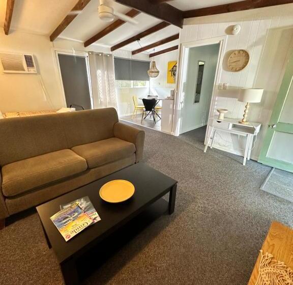 کابین, Colonial Village Resort