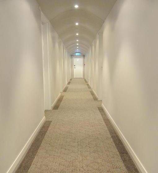 חדר משפחתי, Kangaroo Inn