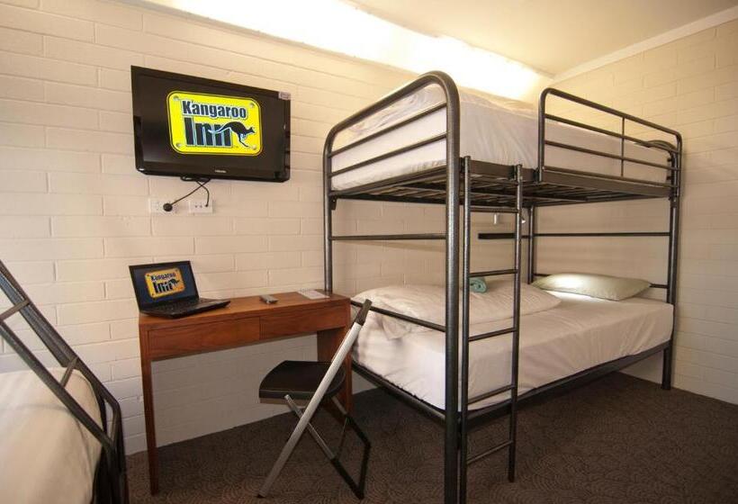 חדר משפחתי, Kangaroo Inn