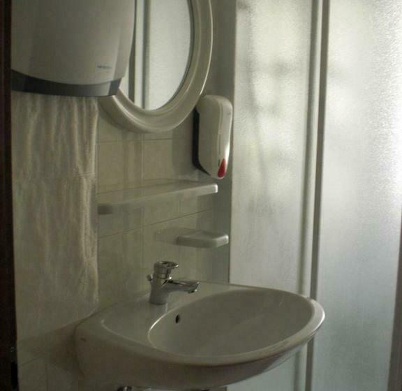 标准三人间共用浴室, B&b Rosalpina