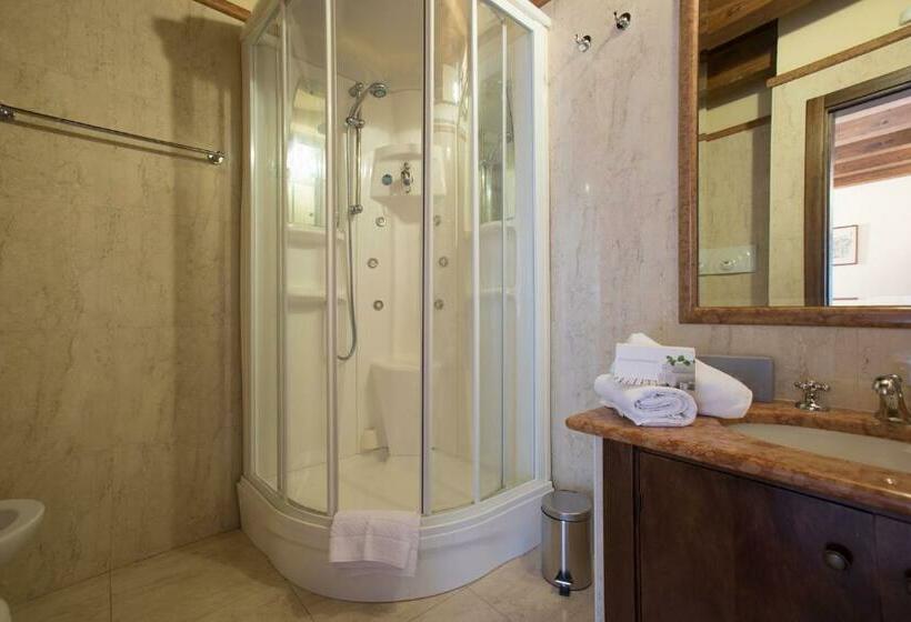 غرفة سوبيريور ثلاثية, Castello Castriota Scanderbeg