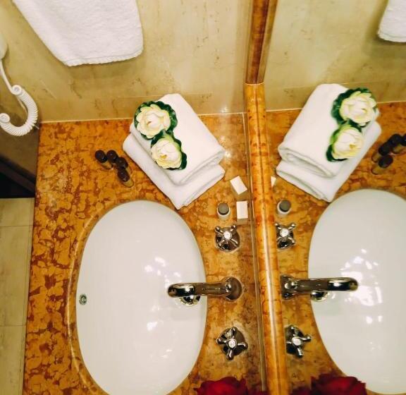 غرفة قياسية رباعية, Castello Castriota Scanderbeg