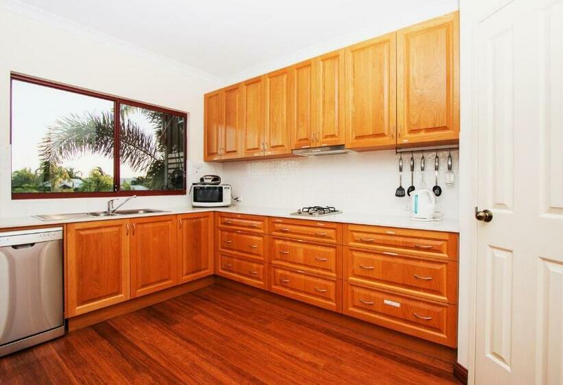 جناح, Reflections Broome