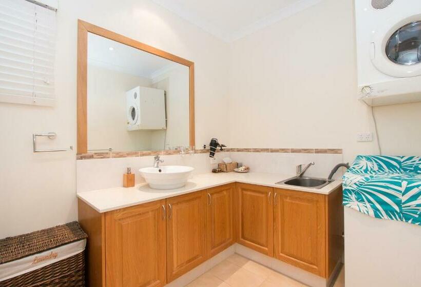 جناح, Reflections Broome