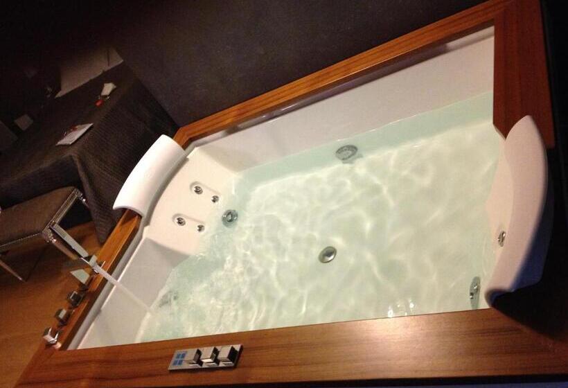 带按摩浴盆的套房, Sweet Life