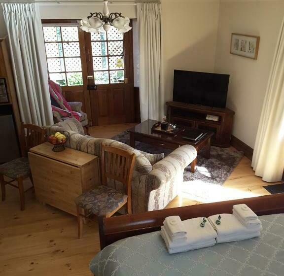 标准工作室, The Dove Cote