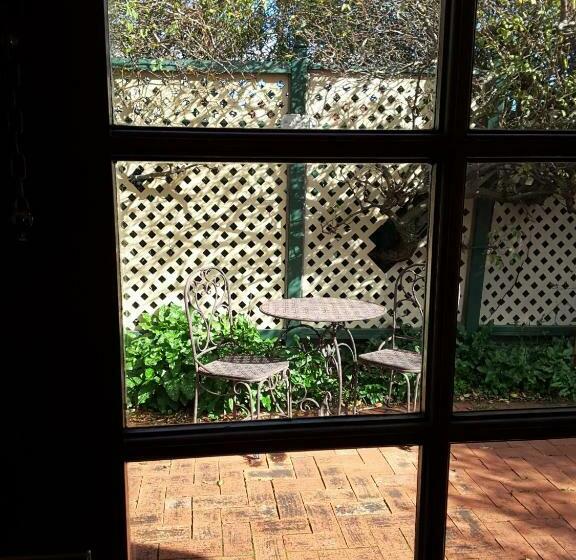 标准工作室, The Dove Cote