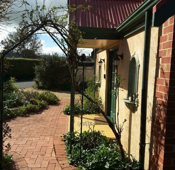 标准工作室, The Dove Cote