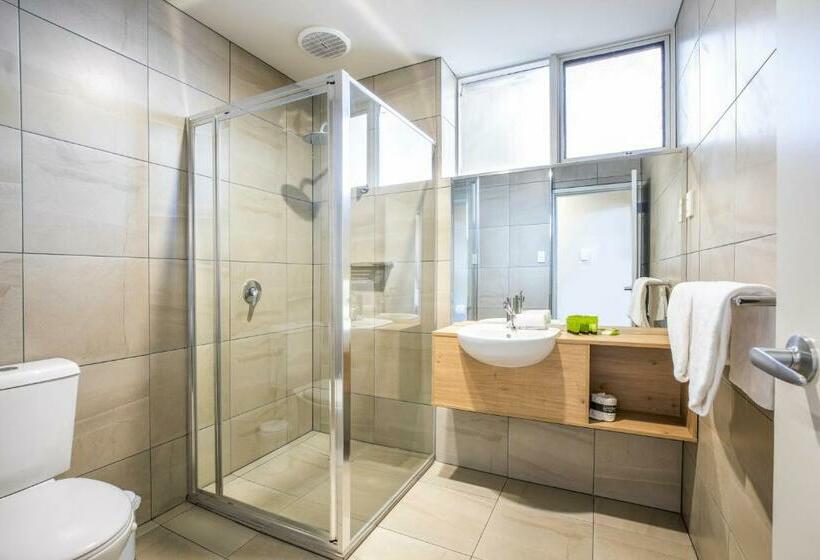 סטודיו משפחתי, Nightcap At Glengala