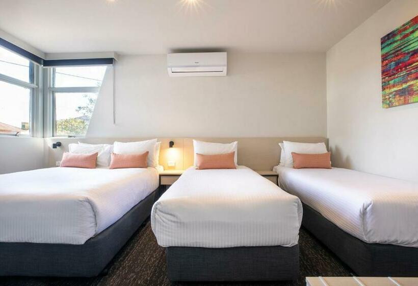 סטודיו משפחתי, Nightcap At Glengala