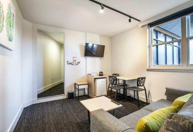 סטודיו משפחתי, Nightcap At Glengala