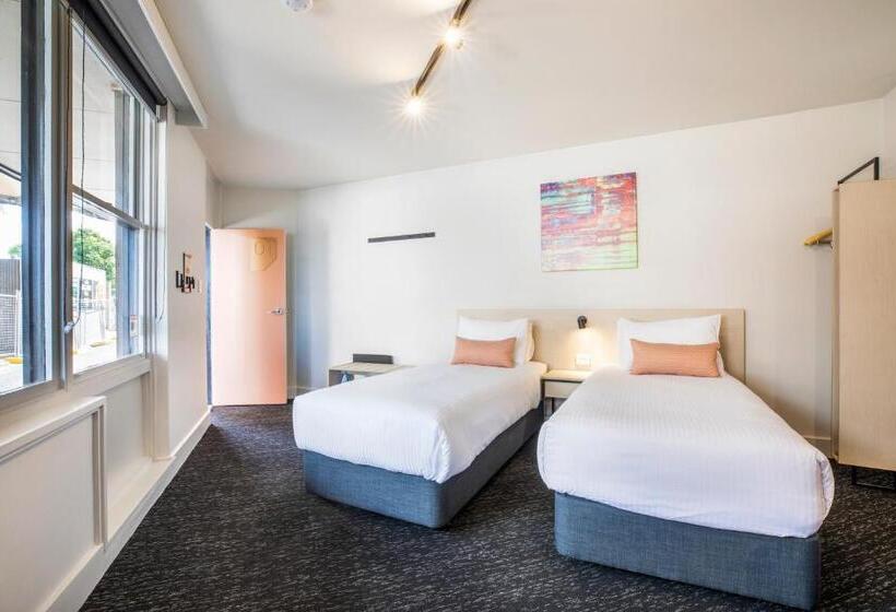 חדר סטודיו סטנדרד, Nightcap At Glengala