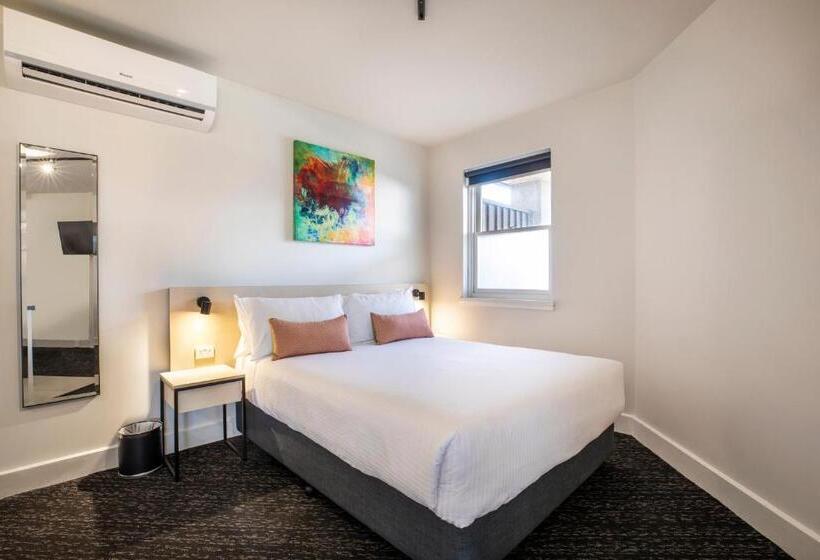 חדר סטודיו סטנדרד, Nightcap At Glengala