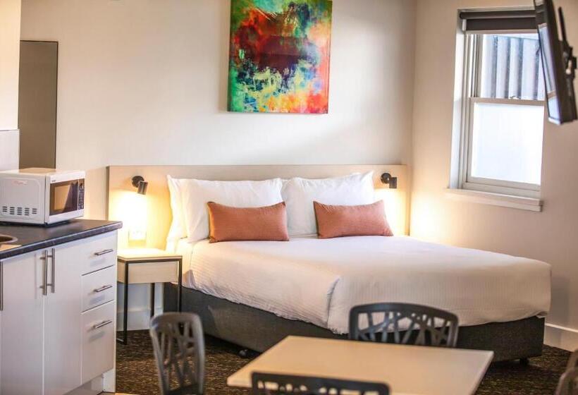 חדר סטודיו סטנדרד, Nightcap At Glengala