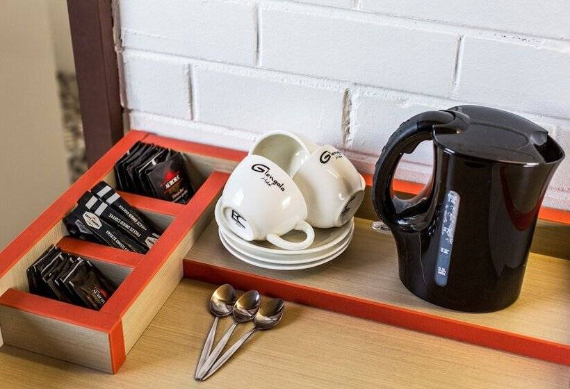 סטודיו משפחתי, Nightcap At Glengala