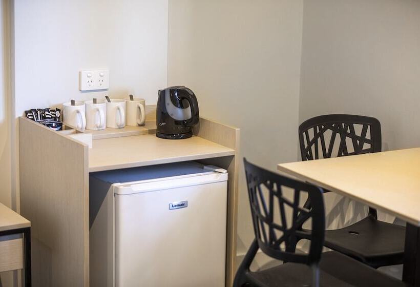 סטודיו משפחתי, Nightcap At Glengala