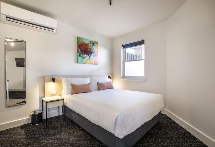 חדר סטודיו סטנדרד, Nightcap At Glengala