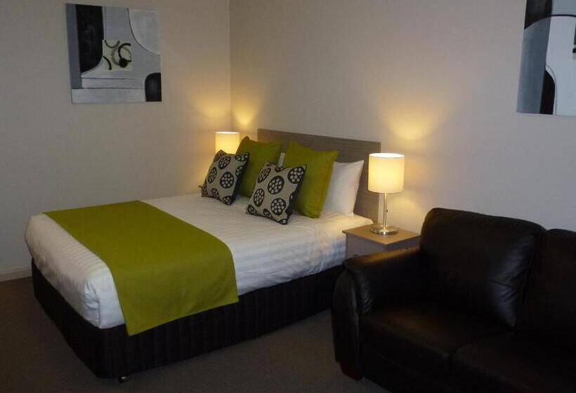 سوییت سوپریور, Tower Motor Inn