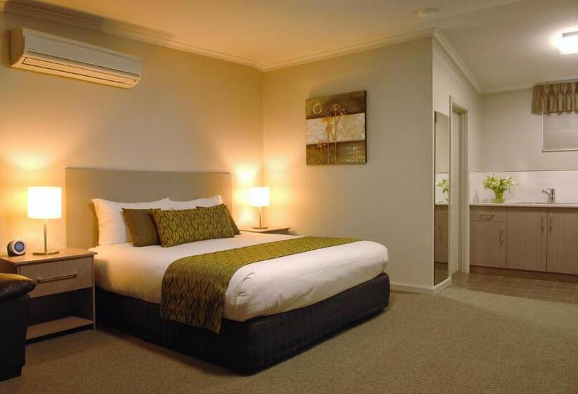 سوییت سوپریور, Tower Motor Inn