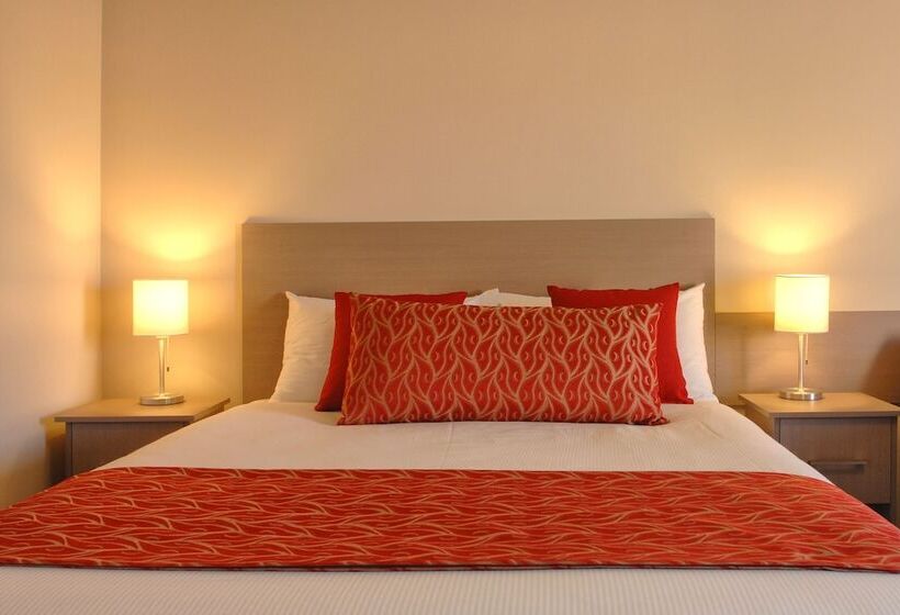 سوییت سوپریور, Tower Motor Inn