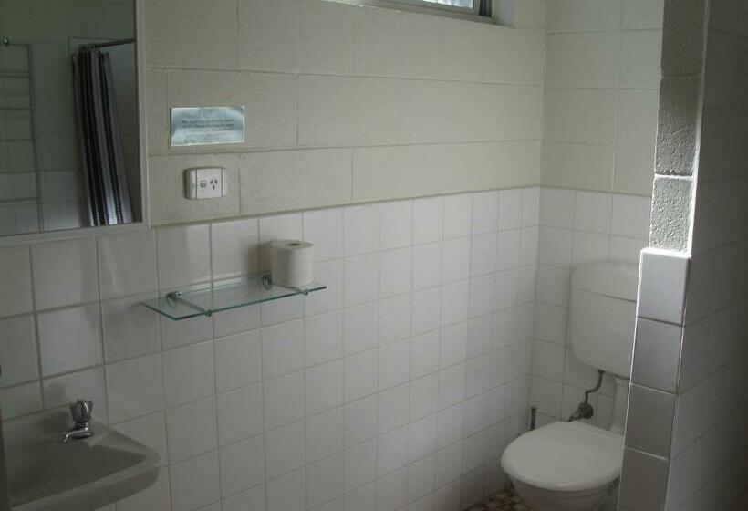 غرفة عائلية, Sunburst Motel