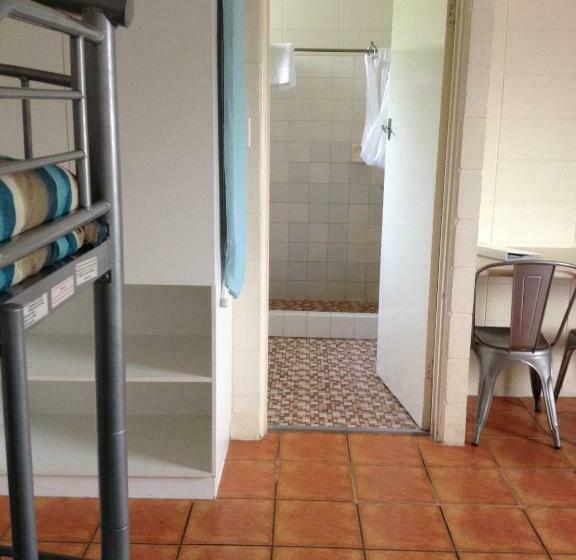 غرفة عائلية, Sunburst Motel