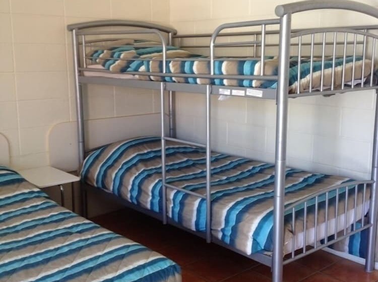 غرفة عائلية, Sunburst Motel